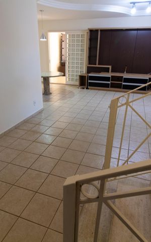 Casa de condomínio à venda com 275m², 4 quartos e 4 vagas Casa de condomínio à venda com 275m², 4 quartos e 4 vagasSala de TV