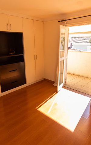 Casa de condomínio à venda com 275m², 4 quartos e 4 vagas Casa de condomínio à venda com 275m², 4 quartos e 4 vagasSuite 3