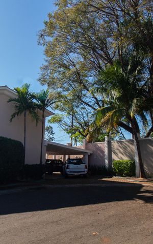 Casa de condomínio à venda com 275m², 4 quartos e 4 vagas Casa de condomínio à venda com 275m², 4 quartos e 4 vagasFachada