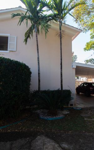 Casa de condomínio à venda com 275m², 4 quartos e 4 vagas Casa de condomínio à venda com 275m², 4 quartos e 4 vagasFachada