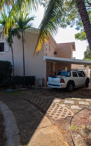 Casa de condomínio à venda com 275m², 4 quartos e 4 vagas Casa de condomínio à venda com 275m², 4 quartos e 4 vagasFachada