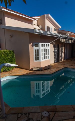 Casa de condomínio à venda com 275m², 4 quartos e 4 vagas Casa de condomínio à venda com 275m², 4 quartos e 4 vagasÁrea Externa