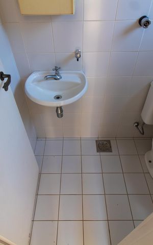 Casa de condomínio à venda com 275m², 4 quartos e 4 vagas Casa de condomínio à venda com 275m², 4 quartos e 4 vagasBanheiro da Área de Serviço