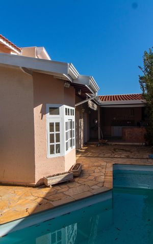 Casa de condomínio à venda com 275m², 4 quartos e 4 vagas Casa de condomínio à venda com 275m², 4 quartos e 4 vagasÁrea Externa