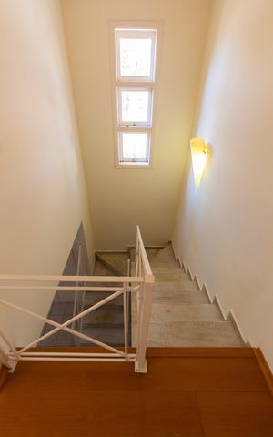 Casa de condomínio à venda com 275m², 4 quartos e 4 vagas Casa de condomínio à venda com 275m², 4 quartos e 4 vagasEscada