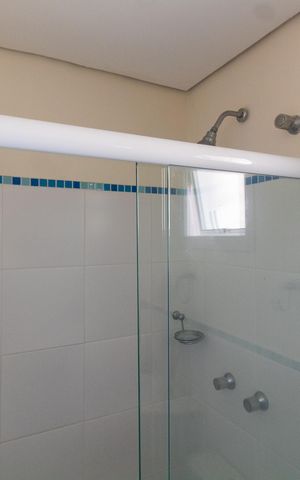 Casa de condomínio à venda com 275m², 4 quartos e 4 vagas Casa de condomínio à venda com 275m², 4 quartos e 4 vagas Banheiro da Suite