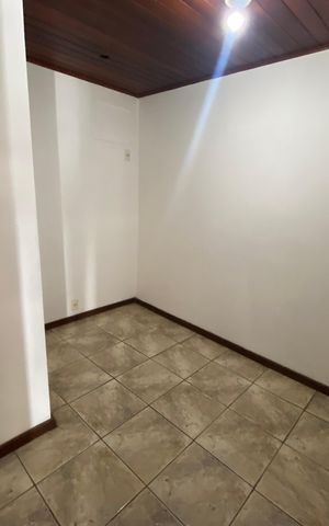 Casa à venda com 280m², 5 quartos e 1 vaga Casa à venda com 280m², 5 quartos e 1 vagaSala