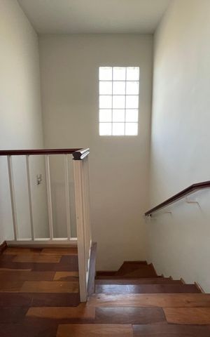 Casa de condomínio à venda com 137m², 4 quartos e 5 vagas Casa de condomínio à venda com 137m², 4 quartos e 5 vagasEscada