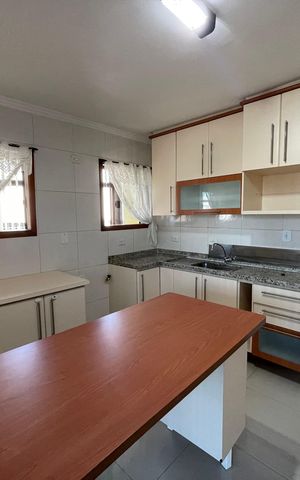 Casa de condomínio à venda com 137m², 4 quartos e 5 vagas Casa de condomínio à venda com 137m², 4 quartos e 5 vagasCozinha