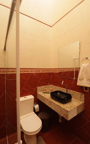 Casa à venda com 307m², 5 quartos e 3 vagas Casa à venda com 307m², 5 quartos e 3 vagasBanheiro 2