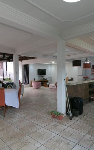 Casa à venda com 318m², 4 quartos e 3 vagas Casa à venda com 318m², 4 quartos e 3 vagasCobertura - Sala/cozinha