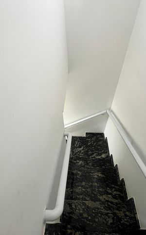 Casa de condomínio à venda com 120m², 3 quartos e 2 vagasEscada para os Quartos