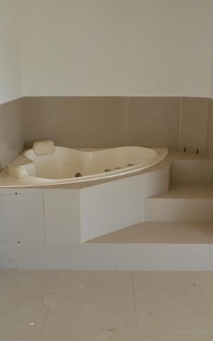 Casa de condomínio à venda com 198m², 3 quartos e 5 vagas Casa de condomínio à venda com 198m², 3 quartos e 5 vagasBanheiro da Suíte