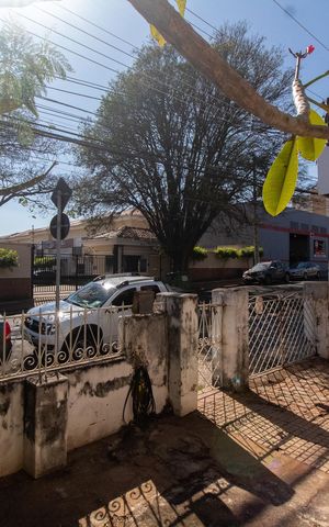 Casa à venda com 550m², 3 quartos e 5 vagas Casa à venda com 550m², 3 quartos e 5 vagasÁREA EXTERNA FRENTE