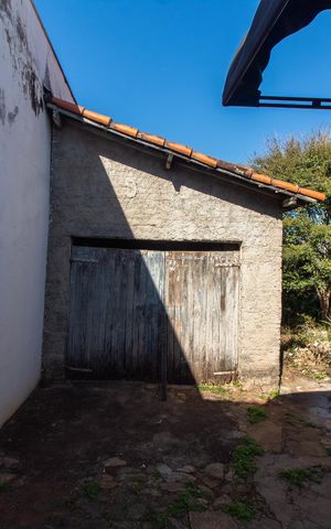 Casa à venda com 550m², 3 quartos e 5 vagas Casa à venda com 550m², 3 quartos e 5 vagasÁREA EXTERNA FUNDOS
