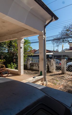 Casa à venda com 550m², 3 quartos e 5 vagas Casa à venda com 550m², 3 quartos e 5 vagasÁREA EXTERNA FRENTE
