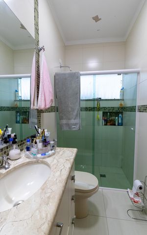Casa à venda com 256m², 3 quartos e 4 vagasBanheiro da Suíte 2