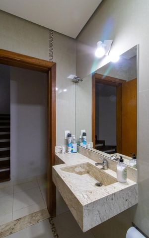 Casa à venda com 256m², 3 quartos e 4 vagasBanheiro Social
