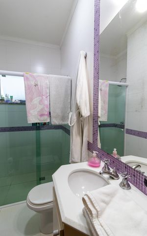 Casa à venda com 256m², 3 quartos e 4 vagasBanheiro da Suíte 2