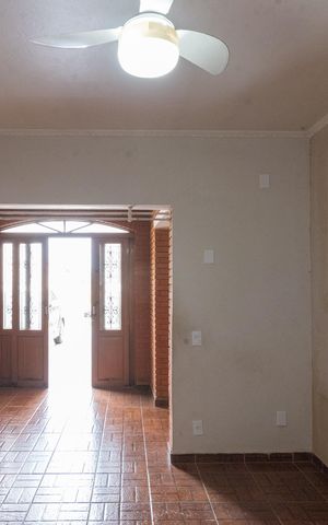 Casa à venda com 142m², 3 quartos e 5 vagas Casa à venda com 142m², 3 quartos e 5 vagasSala