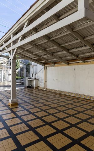 Casa à venda com 197m², 2 quartos e 2 vagas Casa à venda com 197m², 2 quartos e 2 vagasGaragem