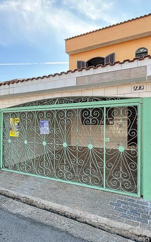 Casa à venda com 189m², 4 quartos e 2 vagasFachada + Plaquinha