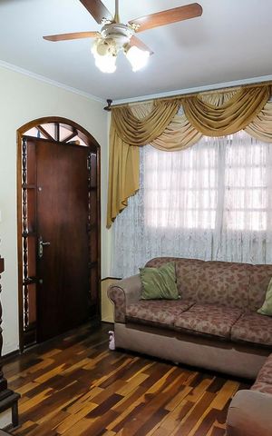 Casa à venda com 189m², 4 quartos e 2 vagasSala