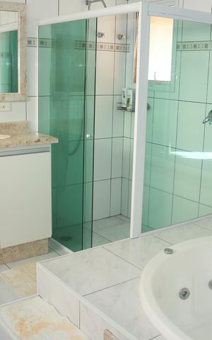 Casa à venda com 300m², 4 quartos e 4 vagasBanheiro da Suíte 1