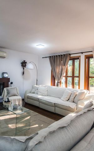 Casa de condomínio à venda com 420m², 5 quartos e 4 vagas Casa de condomínio à venda com 420m², 5 quartos e 4 vagasSala de TV