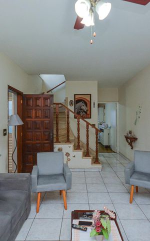 Casa à venda com 141m², 3 quartos e 2 vagas Casa à venda com 141m², 3 quartos e 2 vagasSala