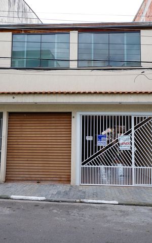 Casa à venda com 180m², 3 quartos e 1 vaga Casa à venda com 180m², 3 quartos e 1 vagaFachada