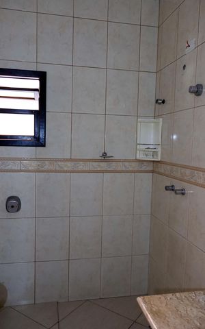 Casa à venda com 180m², 3 quartos e 1 vaga Casa à venda com 180m², 3 quartos e 1 vagaBanheiro da Suíte 2