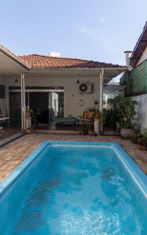 Casa à venda com 324m², 3 quartos e 2 vagas Casa à venda com 324m², 3 quartos e 2 vagasPiscina
