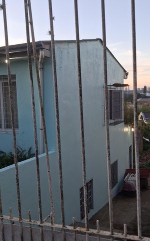 Casa à venda com 95m², 2 quartos e 4 vagas Casa à venda com 95m², 2 quartos e 4 vagasFachada