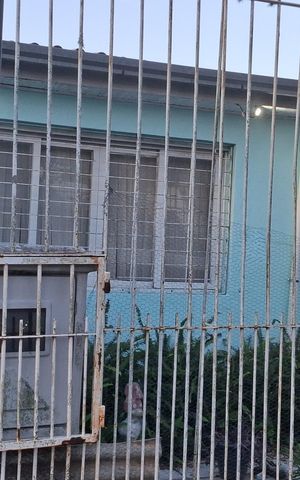 Casa à venda com 95m², 2 quartos e 4 vagas Casa à venda com 95m², 2 quartos e 4 vagasFachada