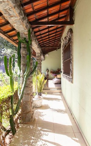Casa à venda com 360m², 5 quartos e 2 vagas Casa à venda com 360m², 5 quartos e 2 vagasVaranda