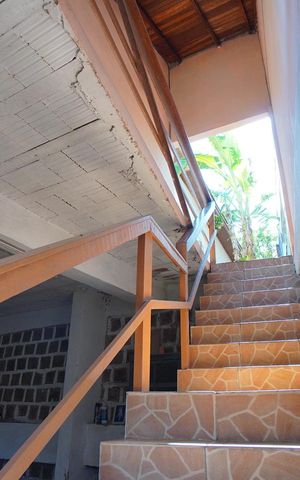 Casa à venda com 190m², 4 quartos e 4 vagasEscada - Quintal