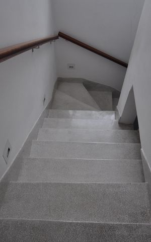 Casa à venda com 150m², 3 quartos e 2 vagasEscada