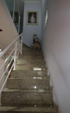 Casa à venda com 90m², 3 quartos e 2 vagasEscada