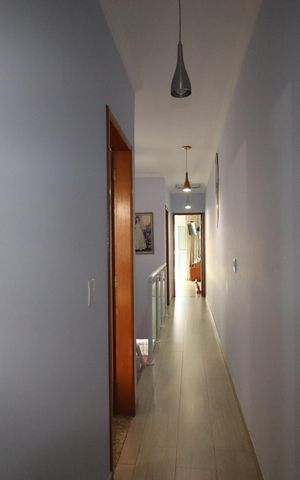Casa à venda com 90m², 3 quartos e 2 vagasCorredor dos quartos