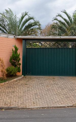Casa para alugar com 2000m², 6 quartos e 4 vagas Casa para alugar com 2000m², 6 quartos e 4 vagasFachada
