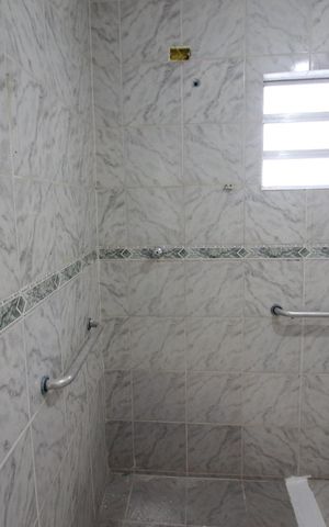 Casa para alugar com 300m², 2 quartos e 5 vagasBanheiro da área de serviço