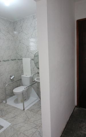 Casa para alugar com 300m², 2 quartos e 5 vagasBanheiro da área de serviço