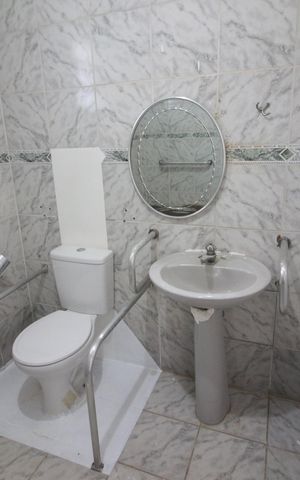 Casa para alugar com 300m², 2 quartos e 5 vagasBanheiro da área de serviço