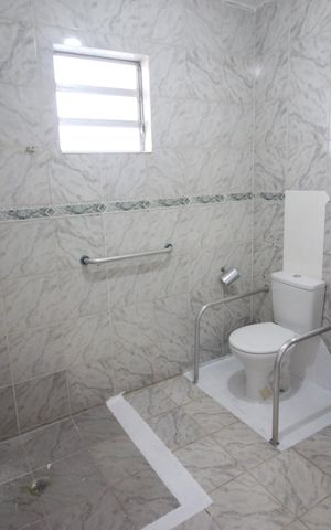 Casa para alugar com 300m², 2 quartos e 5 vagasBanheiro da área de serviço