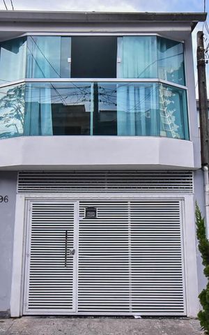 Casa à venda com 150m², 3 quartos e 1 vaga Casa à venda com 150m², 3 quartos e 1 vagaFachada