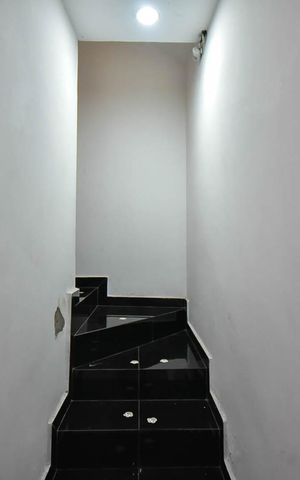 Casa à venda com 150m², 3 quartos e 1 vaga Casa à venda com 150m², 3 quartos e 1 vagaEscada 1