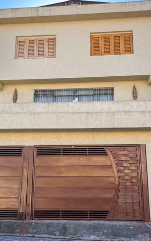 Casa à venda com 270m², 5 quartos e 3 vagasFachada
