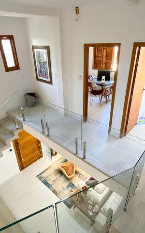 Casa à venda com 270m², 5 quartos e 3 vagasEscada