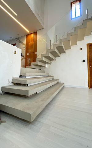 Casa à venda com 270m², 5 quartos e 3 vagasEscada